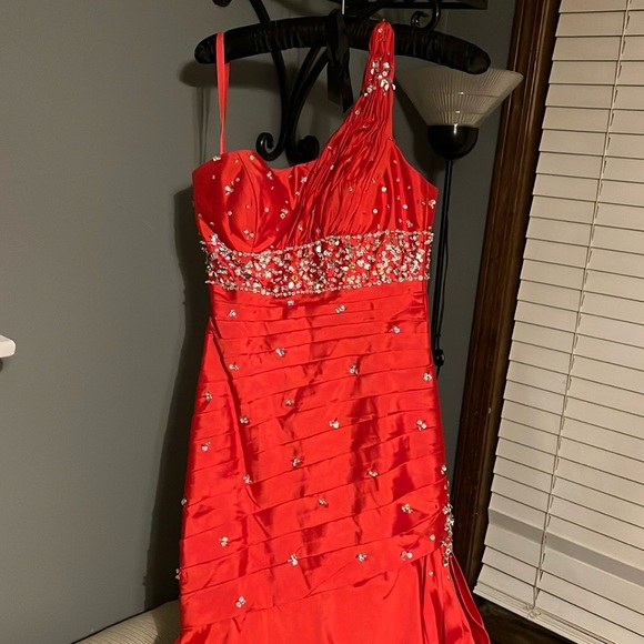 Mori Lee  formal red 1 shoulder sequin gown. Size 7/8 Perfect for Prom Season! - Picture 3 of 13